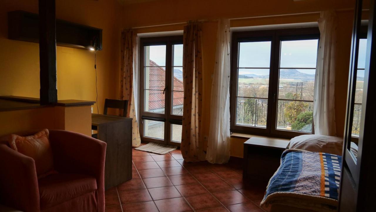 Penzion Na Hradbách Louny Exterior foto